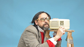 Dumb with Small Antique Radio por Sergio Schnitzler o Yio - Multimedia