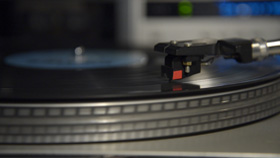 Turntable Vinyl Record Player On-Off by Sergio Schnitzler aka Yio - Multimedia